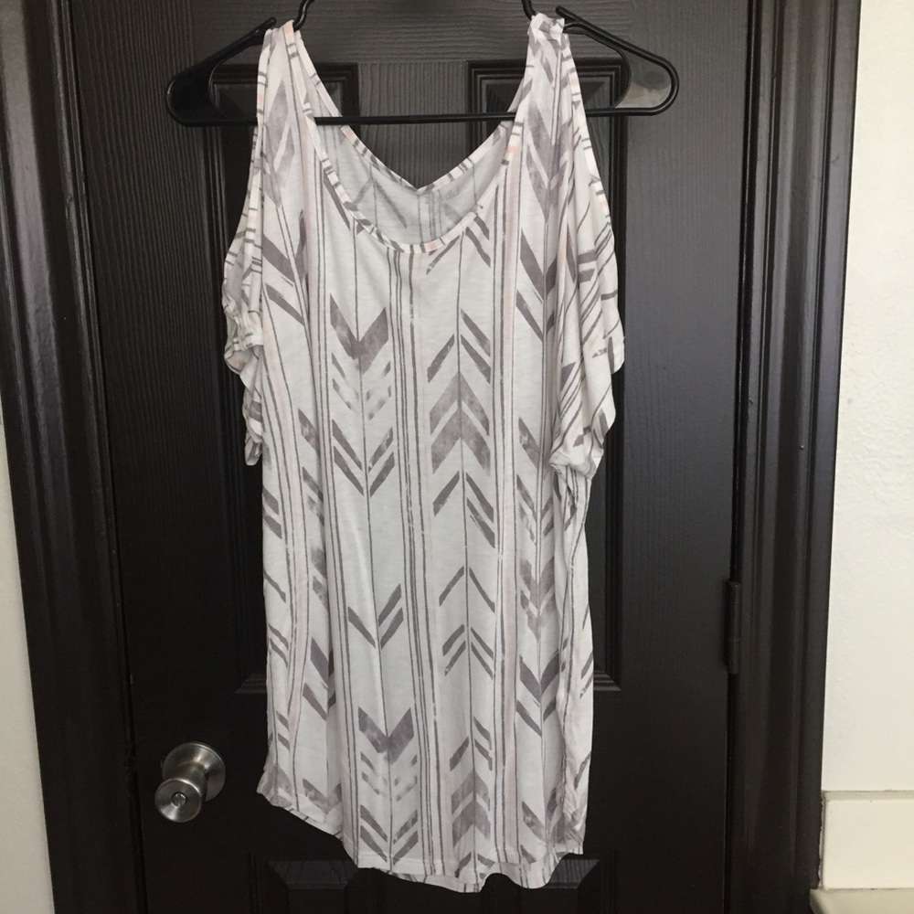 Cold shoulder tee